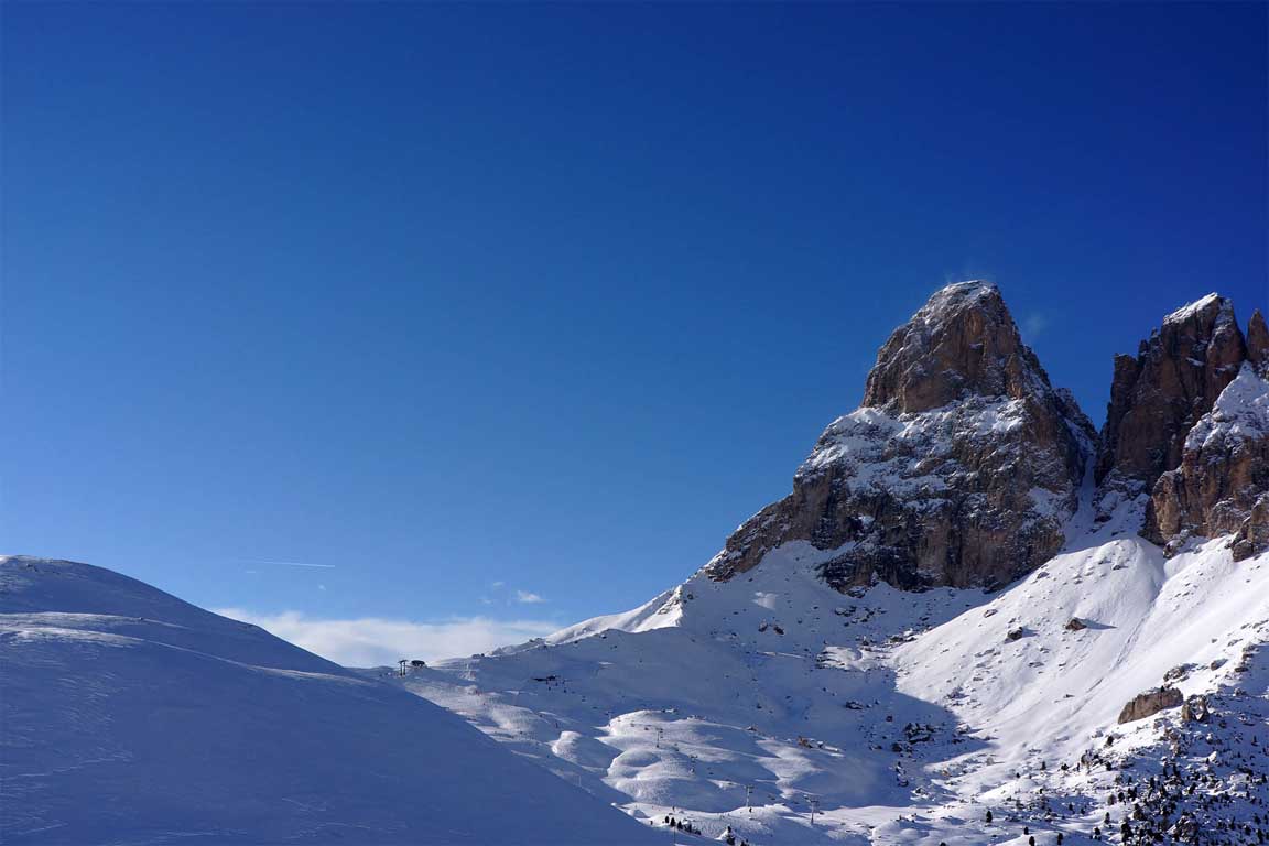Dolomiti Superski - Sella Joch und Langkofel im Hintergrund