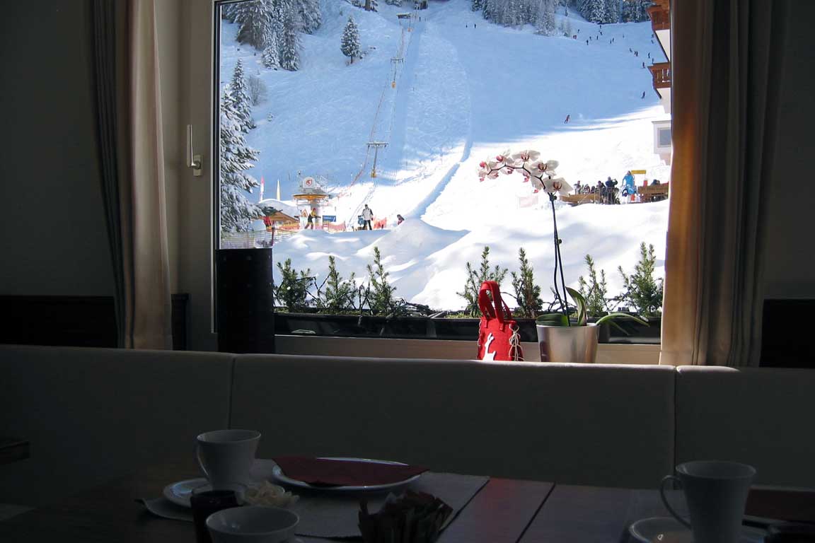 Uitzicht vanuit de ontbijtzaal van het Garni Hotel richting de ski piste Freina