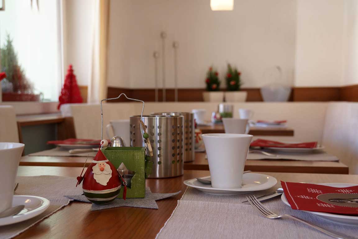 Breakfast room with Christmas decorations