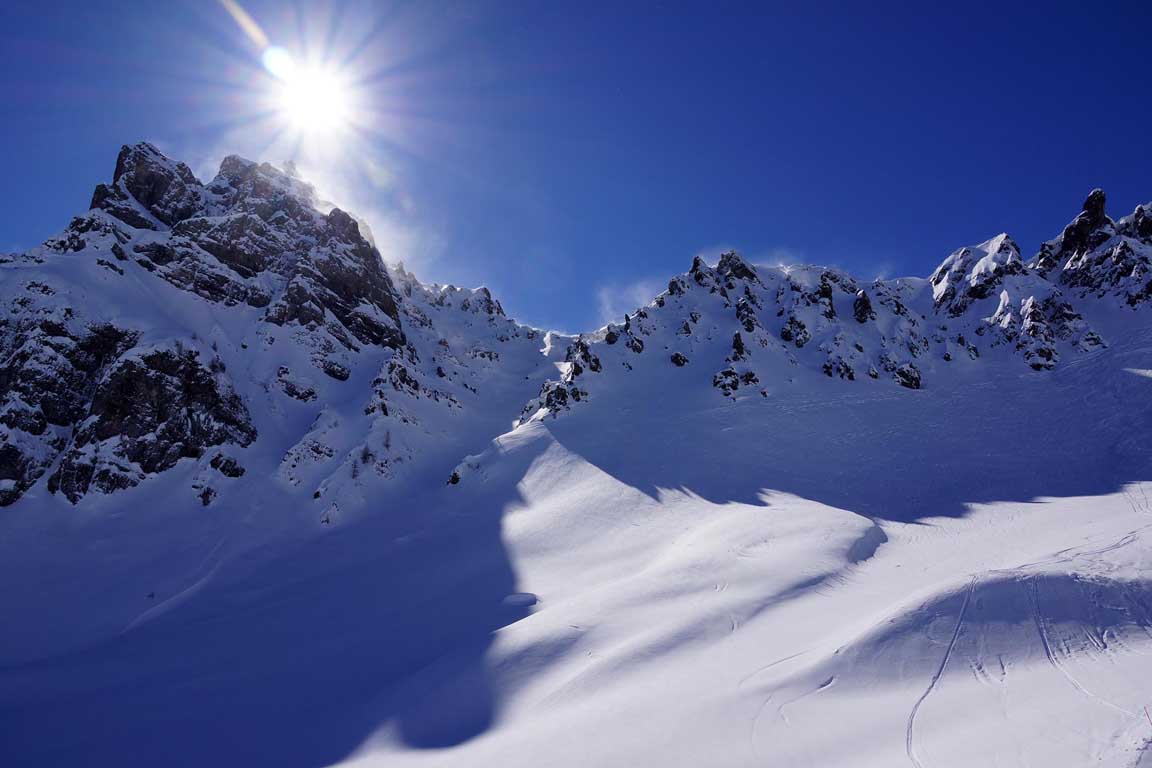 Sciare a marzo nelle Dolomiti verso il ghiacciao Marmolada