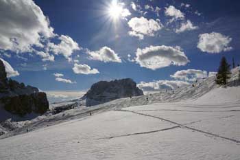 Skifahren im März in den Dolomiten Italien