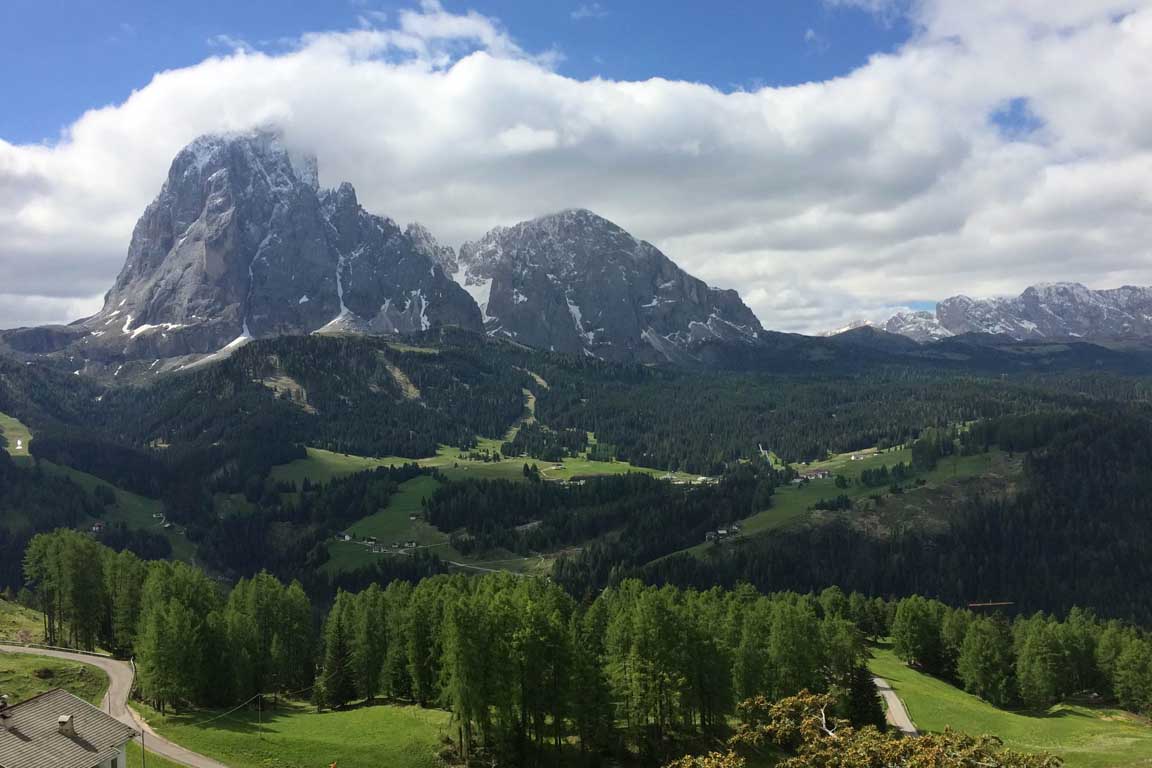 Passeggiare in primavera - Vista sul Sassolungo, Sassopiatto e Monte Pana in Val Gardena