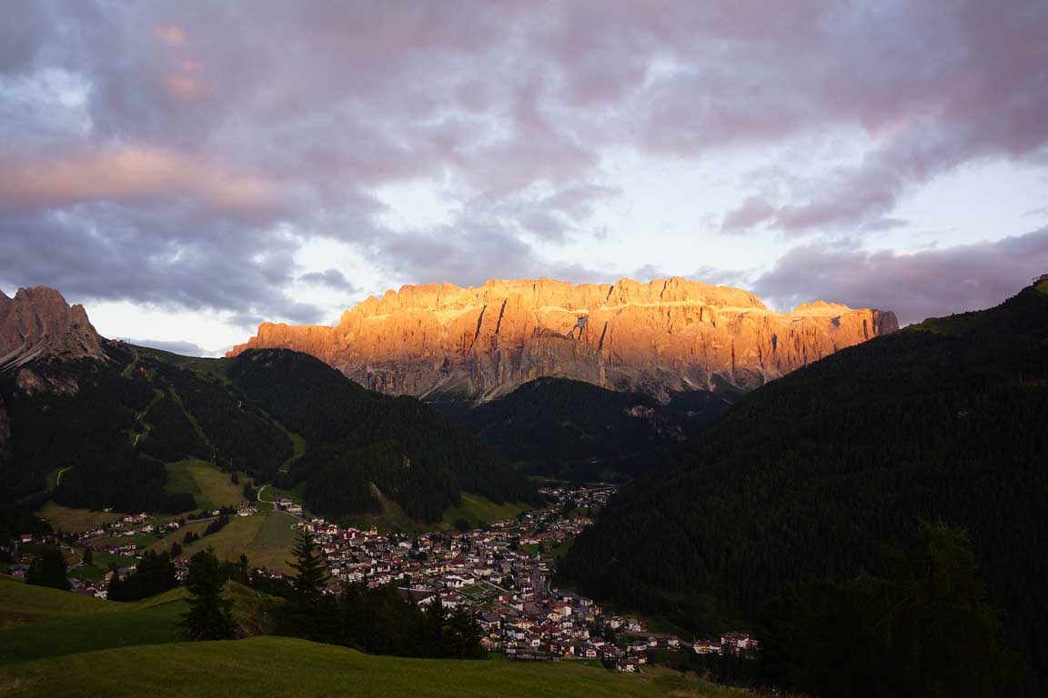 Selva Wolkenstein en Sella Gruppe Alpenglühen